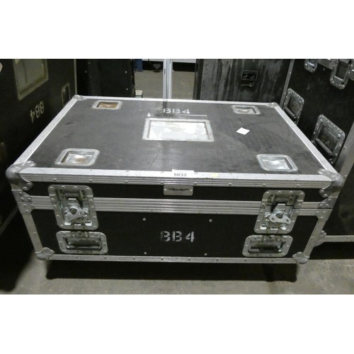 5032 - 4 x IPIX BB4 IP uplights supplied in a wheeled flight case