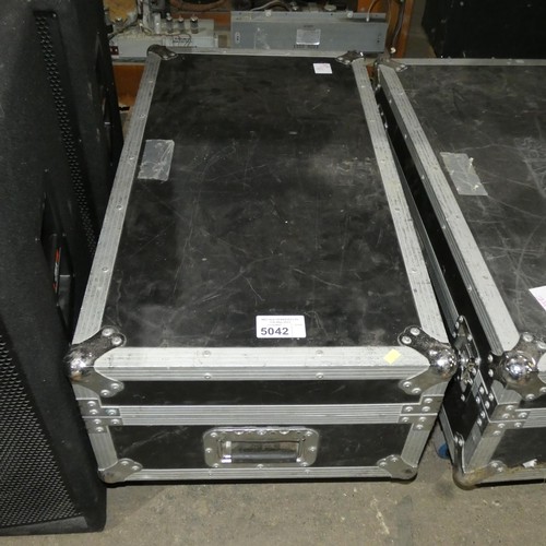 5042 - 2 x ip wash lights supplied in a wheeled flight case