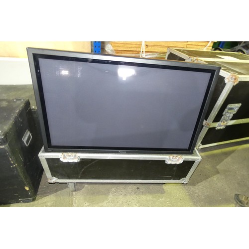 5567 - 1 x custom flight case on wheels with lift off lid which contains 1 x Panasonic TH-42PS9BK screen, f... 