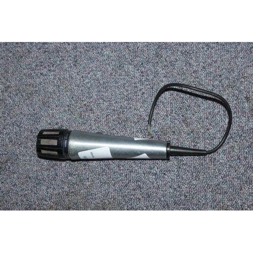 5211 - 1 x Shure microphone