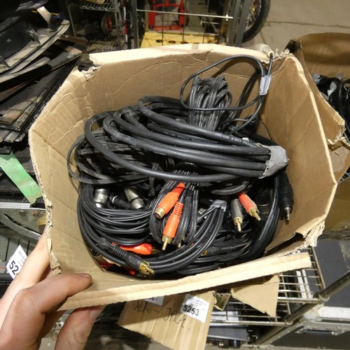 5250 - A quantity of phono cables