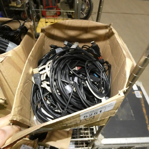 5251 - A quantity of USB cables