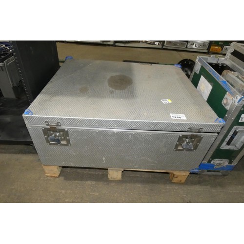 5264 - 1 x silver flight case containing a quantity of various cable