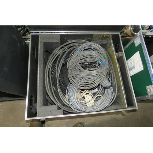 5264 - 1 x silver flight case containing a quantity of various cable