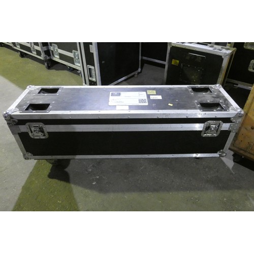 5495 - 1 x LED batten wheeled flight case (empty) measuring approx 121 x 32 x 44cm high