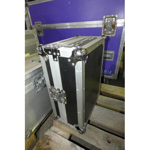 5511 - 1 x flight case (empty) measuring approx 50 x 39 x 22cm high