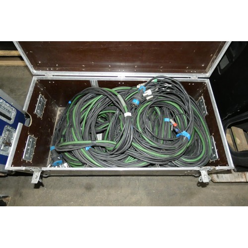 5313 - 1 x wheeled flight case containing CAT5 multicore cables