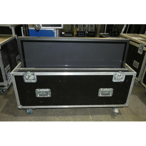 5478 - 1 x wheeled flight case containing 1 x 50