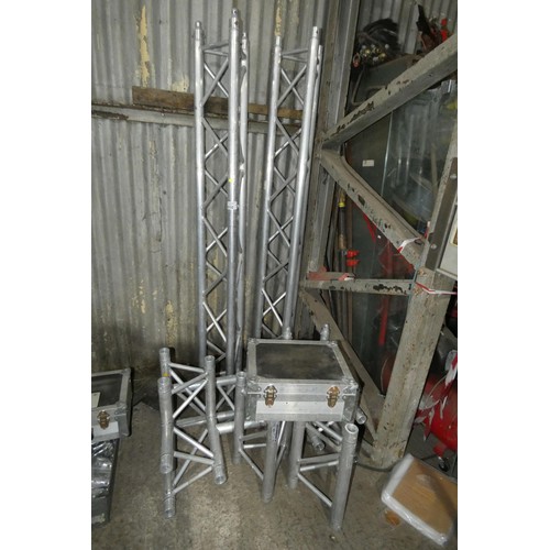 5132 - A Mobil Truss alloy truss system comprising 2 x 2m lengths, 2 x 0.5m lengths and 2 x three way corne... 