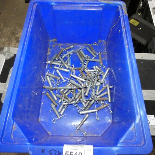 5540 - A quantity of approx 72 x truss pins and clips. Please note that the plastic box is not included