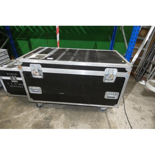 5553 - 30 x Prolight Spectra Batten LED strip lights supplied in a custom wheeled flight case