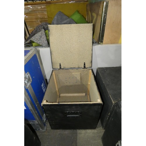 5571 - 1 x Wooden transport case with hinged lid and handles approx 51 x 51 x 53cm high