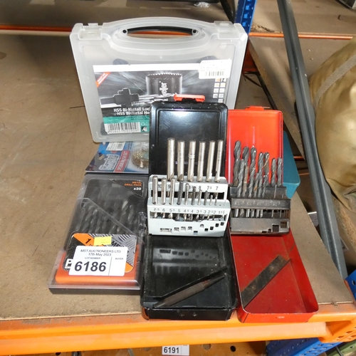 6186 - A quantity of various drill bits, hole saws and wire brushes