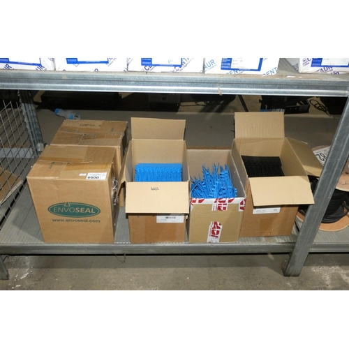 6600 - A quantity of various Envoseals. Contents of 1 shelf