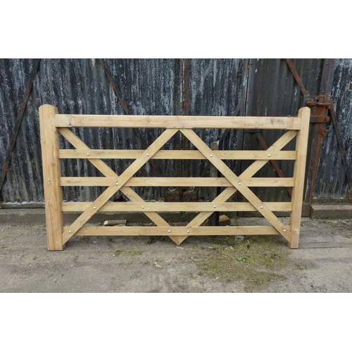 6861 - 1 wooden gate measuring approx 214cm / 7ft, please not this gate has a few scuffed rails