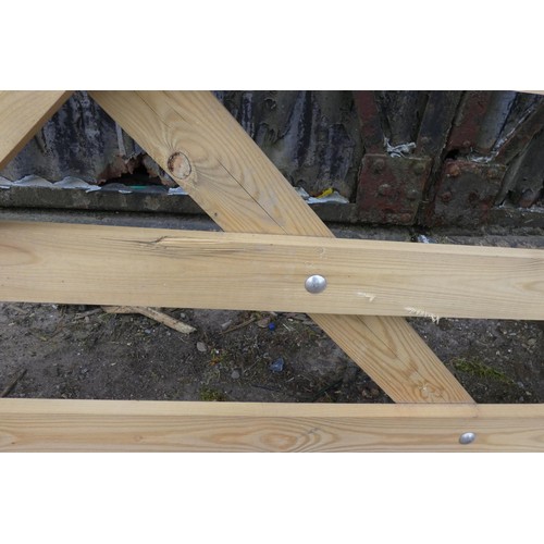 6861 - 1 wooden gate measuring approx 214cm / 7ft, please not this gate has a few scuffed rails