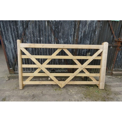 6861 - 1 wooden gate measuring approx 214cm / 7ft, please not this gate has a few scuffed rails