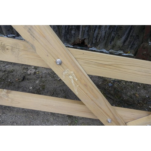 6861 - 1 wooden gate measuring approx 214cm / 7ft, please not this gate has a few scuffed rails