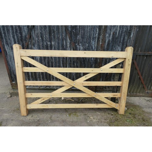 6862 - 1 wooden gate measuring approx 183cm / 6ft