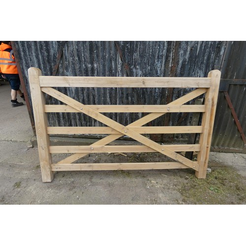 6862 - 1 wooden gate measuring approx 183cm / 6ft