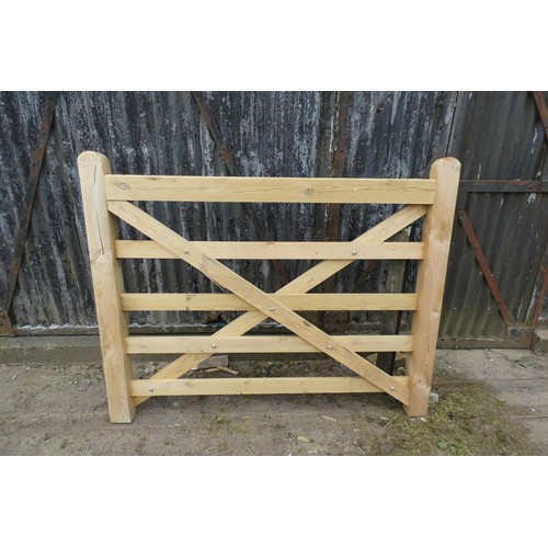 6863 - 1 wooden gate measuring approx 150cm / 4ft 11 inches