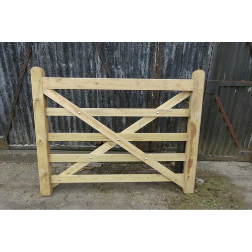 6863 - 1 wooden gate measuring approx 150cm / 4ft 11 inches