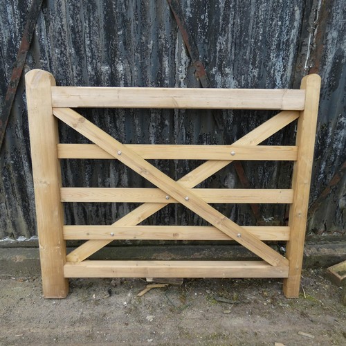 6864 - 1 wooden gate measuring approx 140 cm / 4ft 7 inches