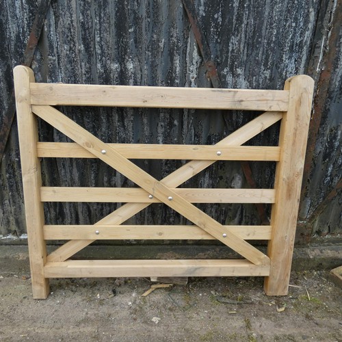 6864 - 1 wooden gate measuring approx 140 cm / 4ft 7 inches