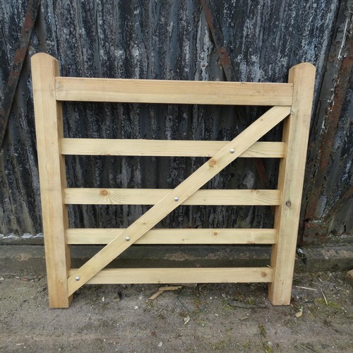 6865 - 1 wooden gate measuring approx 122cm / 4ft