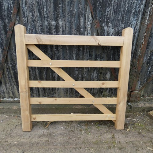 6865 - 1 wooden gate measuring approx 122cm / 4ft