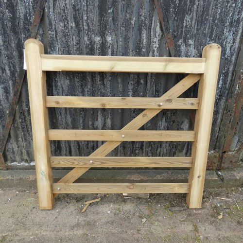 6866 - 1 wooden gate measuring approx 122cm / 4ft