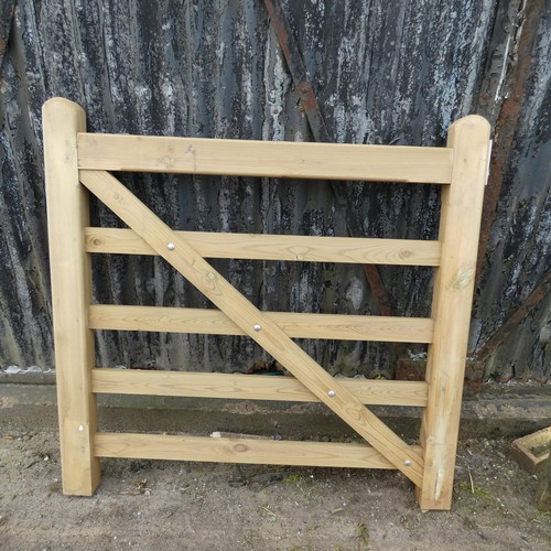 6866 - 1 wooden gate measuring approx 122cm / 4ft