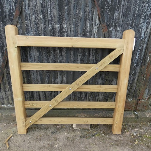 6867 - 1 wooden gate measuring approx 122cm / 4ft