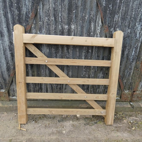 6867 - 1 wooden gate measuring approx 122cm / 4ft