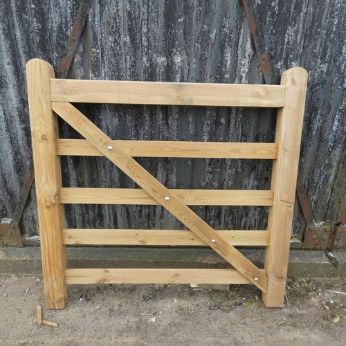 6868 - 1 wooden gate measuring approx 122cm / 4ft