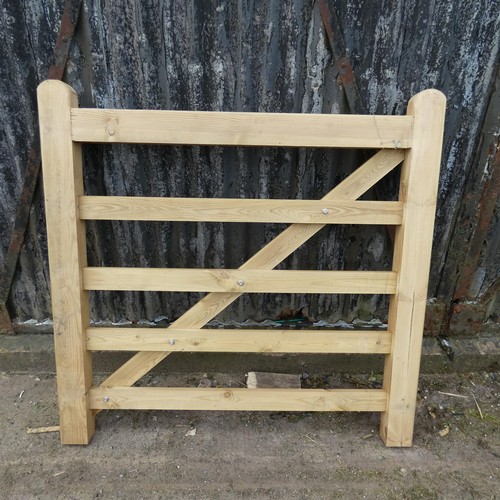 6868 - 1 wooden gate measuring approx 122cm / 4ft