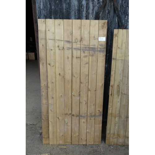 6869 - 1 wooden garden gate measuring approx 90 x 180cm