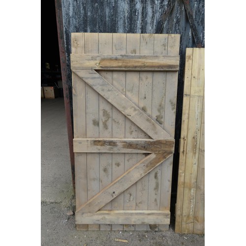 6869 - 1 wooden garden gate measuring approx 90 x 180cm