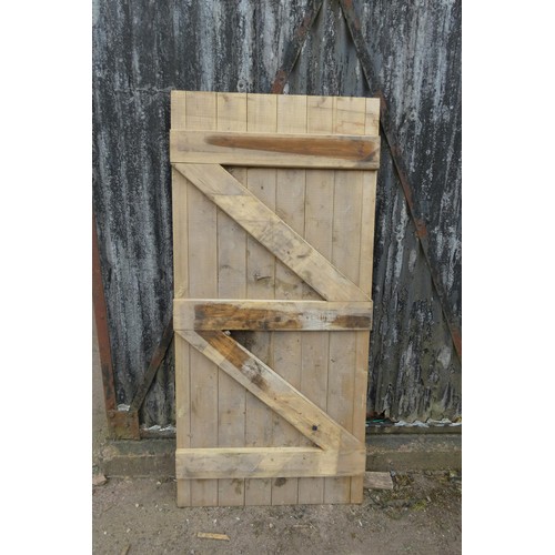 6870 - 1 wooden garden gate measuring approx 80 x 170cm