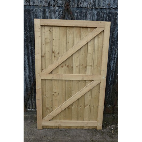 6872 - 1 wooden garden gate measuring approx 120 x 190cm