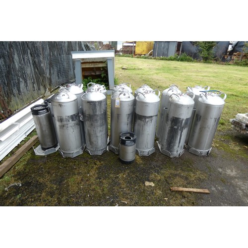 6822 - A quantity of various metal pressure vessels and stands believed to be stainless steel