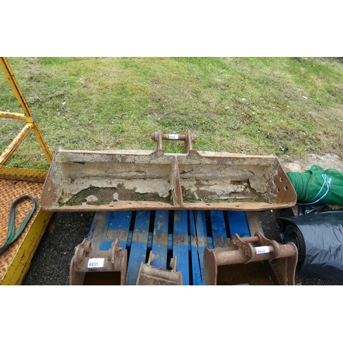 6830 - 1 digger bucket measuring approx 152cm wide