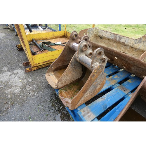 6831 - 2 digger buckets each measuring approx 22.5cm wide