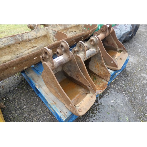 6831 - 2 digger buckets each measuring approx 22.5cm wide