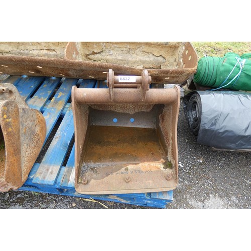 6832 - 1 digger bucket measuring approx 44cm wide