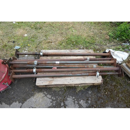 6835 - 1 pallet containing 6 Acrow type props