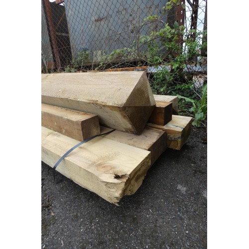 6840 - A quantity of timber to include posts and sleepers measuring approx 17.5 x 17.5cm, 10 x 10cm, 20 x 2... 