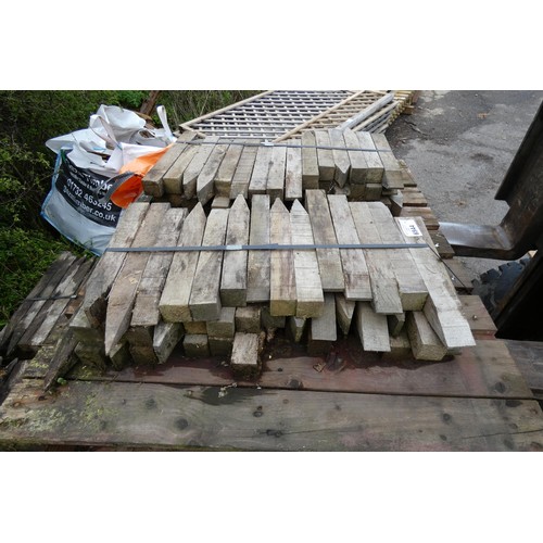 6844 - A quantity of small wooden stakes measuring approx 4.5 x 4.5 x 36.5cm (top stack)