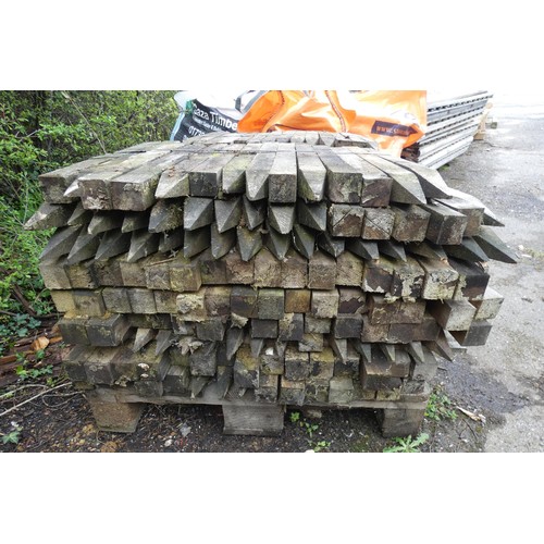 6845 - A quantity of small wooden stakes measuring approx 4.5 x 4.5 x 60cm (bottom stack)