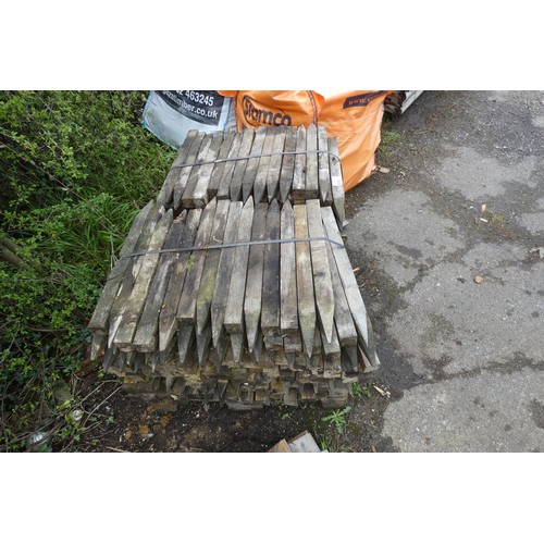 6845 - A quantity of small wooden stakes measuring approx 4.5 x 4.5 x 60cm (bottom stack)